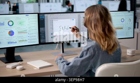 Reife Geschäftsfrau Unterzeichnet Wichtigen Vertrag An Ihrem Büro-Desk. Stockfoto