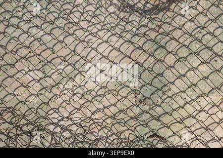 Betonwand mit Metallgitter bedeckt Stockfoto