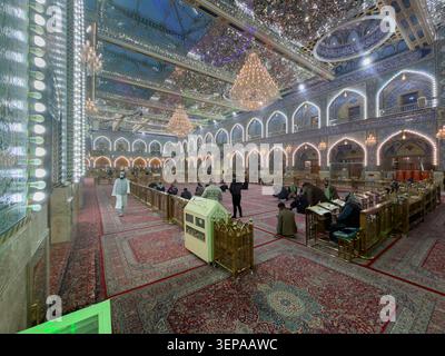 Karbala, Irak - 29. Dezember 2025: Haram Imam Hussain Karbala Zardaab und Gebetsgebiet Karbala Irak Stockfoto