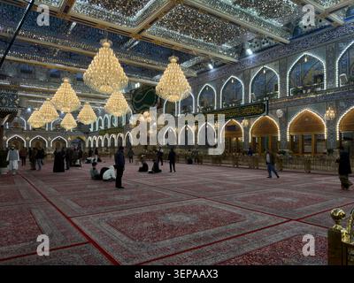 Karbala, Irak - 29. Dezember 2025: Haram Imam Hussain Karbala Zardaab und Gebetsgebiet Karbala Irak Stockfoto