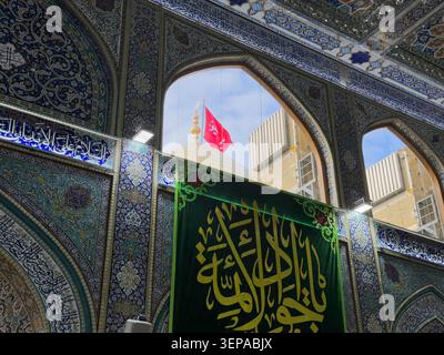 Karbala, Irak - 29. Dezember 2025: Haram Imam Hussain Karbala Zardaab und Gebetsgebiet Karbala Irak Stockfoto