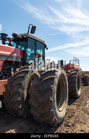 Flacher Winkel eines leistungsstarken landwirtschaftlichen Traktors mit massiven Rädern Stockfoto