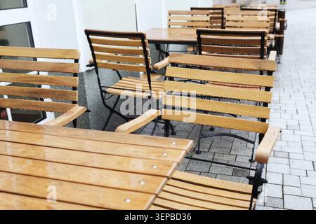Leere Tische und Stühle im Freien auf der Terrasse. Gastfreundschaft Veranstaltungsort vorbereitet, um Gäste und Kunden willkommen zu heißen. Stockfoto