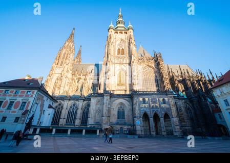 Prag, Tschechische Republik, 27. Dezember 2025, Ein grandioser Blick auf den historischen Veitsdom in Prag, Tschechische Republik, mit seiner majestätischen Gotik Stockfoto
