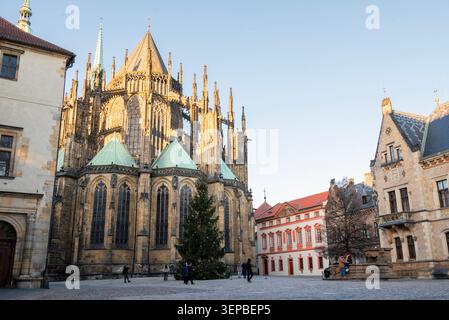 Prag, Tschechische Republik, 28. Dezember 2025, Ein ruhiger Blick auf das Äußere des Veitsdoms in Prag mit seiner komplizierten gotischen Architektur Stockfoto