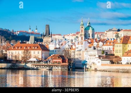 Prag, Tschechische Republik, 28. Dezember 2025. Ein klassischer, atmosphärischer Straßenblick auf Prag, Tschechische Republik, mit den berühmten Statuen der Karlsbrücke A Stockfoto