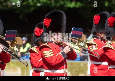 Band of the Coldstream Guards Posaunist bei Trooping the Colour 2026 in der Mall, London, Großbritannien. Sergeant mit roter Feder auf Bärenfellmütze Stockfoto