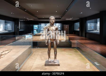 Rekonstruktionsstatue des Heungsu-Kindes Nr. 1 aus der Mittelpaläolithik-Zeit, ausgestellt im Chungbuk National University Museum in Cheongju Stockfoto