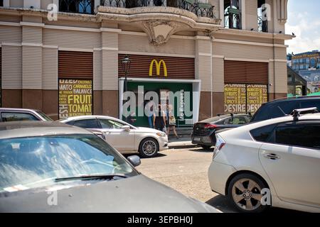 Batumi, Georgia - 9. Juni 2026: McDonalds McExpress Fast Food Take-away-Fenster mit Bestellern und Autos davor. Stockfoto