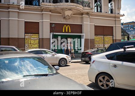 Batumi, Georgia – 09. Juni 2026: Außenansicht eines McDonalds McExpress-Fensters zum Herausnehmen, in dem Kunden Lebensmittel bestellen und Autos parken Stockfoto