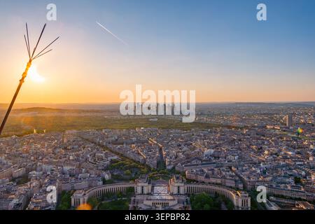 Partielle Sonnenfinsternis am Horizont über dem Pariser Stadtbild mit dem Trocadero und dem Finanzviertel La Défense bei Sonnenuntergang, vom Eiff aus gesehen Stockfoto