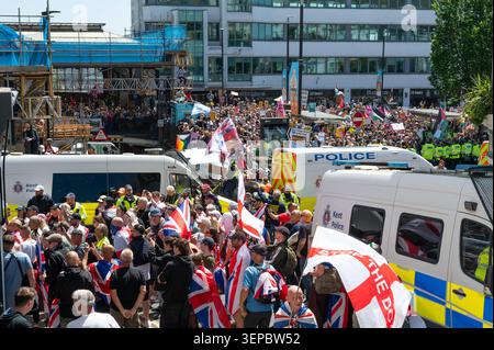 Die Polizei benutzt Fahrzeuge, um Hunderte von Demonstranten und Gegenprotestierenden während des Anti-Einwanderungsprotests einzusperren. Anti-Einwanderung-Demonstranten versammelten sich im Stadtzentrum von Brighton zu einer Demonstration, die strengere Grenzkontrollen, eine stärkere Durchsetzung der Einwanderungsgesetze und die Deportation illegaler Einwanderer forderte. Die Kundgebung wurde von Tausenden von Gegenprotestierenden aus antirassistischen und antifaschistischen Gruppen getroffen, die an einer Demonstration „Karneval gegen den Faschismus“ teilnahmen. Die Polizei hielt eine große Präsenz bei, um die gegnerischen Gruppen zu trennen, während die Spannungen aufbrechen. Stockfoto