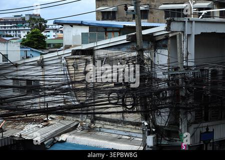 Unordentliche elektrische Drähte auf Betonmast in Asien Stadt Stockfoto
