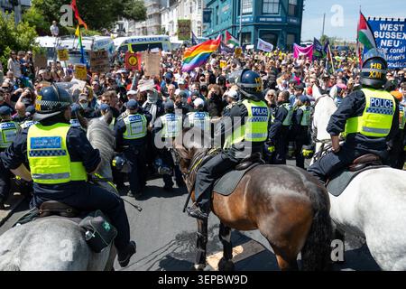 Die Polizei wird zu Pferd eingesetzt, um die Demonstranten während des Anti-Einwanderungsprotests einzudämmen. Anti-Einwanderung-Demonstranten versammelten sich im Stadtzentrum von Brighton zu einer Demonstration, die strengere Grenzkontrollen, eine stärkere Durchsetzung der Einwanderungsgesetze und die Deportation illegaler Einwanderer forderte. Die Kundgebung wurde von Tausenden von Gegenprotestierenden aus antirassistischen und antifaschistischen Gruppen getroffen, die an einer Demonstration „Karneval gegen den Faschismus“ teilnahmen. Die Polizei hielt eine große Präsenz bei, um die gegnerischen Gruppen zu trennen, während die Spannungen aufbrechen. Stockfoto