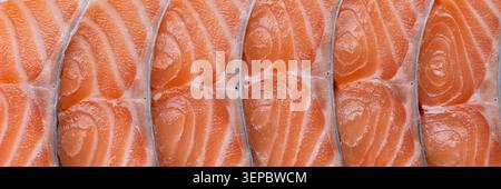 Lachssteaks auf Eis Banner Meeresfrüchte Hintergrund roher Fisch Ausstellung Stockfoto