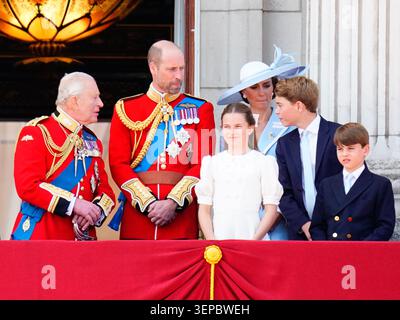 London, Großbritannien. Juni 2026. Mitglieder der Royal Family erscheinen auf dem Balkon des Buckingham Palace nach Trooping the Colour in London am Samstag, den 13. Juni 2026. Der Balkonauftritt folgte der jährlichen King's Birthday Parade und dem traditionellen Royal Air Force Flypast, der den offiziellen Geburtstag von König Karl III. Feierte (Foto: Lewis Langstaff-Wood/Alamy). Stockfoto