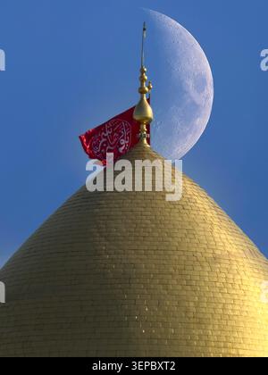 Karbala, Irak - 29. Dezember 2025: Goldene Kuppel des Imam Hussain-Schreins in Karbala, Irak Stockfoto