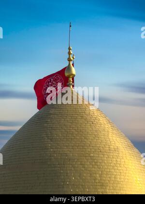 Karbala, Irak - 29. Dezember 2025: Goldene Kuppel des Imam Hussain-Schreins in Karbala, Irak Stockfoto