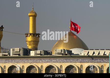 Karbala, Irak - 29. Dezember 2025: Goldene Kuppel des Imam Hussain-Schreins in Karbala, Irak Stockfoto