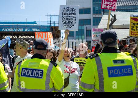 Die Polizei blockiert Anti-Einwanderungsgegner vor dem Bahnhof Brighton. Anti-Einwanderung-Demonstranten versammelten sich im Stadtzentrum von Brighton zu einer Demonstration, die strengere Grenzkontrollen, eine stärkere Durchsetzung der Einwanderungsgesetze und die Deportation illegaler Einwanderer forderte. Die Kundgebung wurde von Tausenden von Gegenprotestierenden aus antirassistischen und antifaschistischen Gruppen getroffen, die an einer Demonstration „Karneval gegen den Faschismus“ teilnahmen. Die Polizei hielt eine große Präsenz bei, um die gegnerischen Gruppen zu trennen, während die Spannungen aufbrechen. (Foto: Andrea Domeniconi/SOPA Images/SIPA USA) Stockfoto
