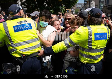 Polizei und Gegenprotestierende schuften während des Anti-Immigrations-Protests. Anti-Einwanderung-Demonstranten versammelten sich im Stadtzentrum von Brighton zu einer Demonstration, die strengere Grenzkontrollen, eine stärkere Durchsetzung der Einwanderungsgesetze und die Deportation illegaler Einwanderer forderte. Die Kundgebung wurde von Tausenden von Gegenprotestierenden aus antirassistischen und antifaschistischen Gruppen getroffen, die an einer Demonstration „Karneval gegen den Faschismus“ teilnahmen. Die Polizei hielt eine große Präsenz bei, um die gegnerischen Gruppen zu trennen, während die Spannungen aufbrechen. (Foto: Andrea Domeniconi/SOPA Images/SIPA USA) Stockfoto