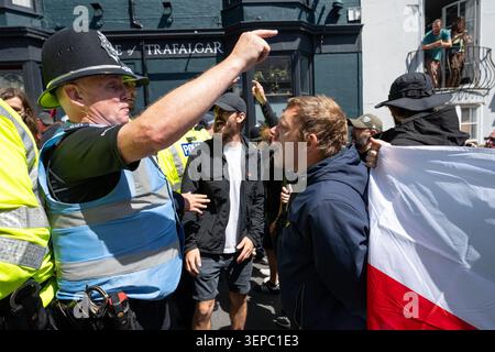 Anti-Einwanderungs-Demonstranten stehen der Polizei gegenüber. Anti-Einwanderung-Demonstranten versammelten sich im Stadtzentrum von Brighton zu einer Demonstration, die strengere Grenzkontrollen, eine stärkere Durchsetzung der Einwanderungsgesetze und die Deportation illegaler Einwanderer forderte. Die Kundgebung wurde von Tausenden von Gegenprotestierenden aus antirassistischen und antifaschistischen Gruppen getroffen, die an einer Demonstration „Karneval gegen den Faschismus“ teilnahmen. Die Polizei hielt eine große Präsenz bei, um die gegnerischen Gruppen zu trennen, während die Spannungen aufbrechen. (Foto: Andrea Domeniconi/SOPA Images/SIPA USA) Stockfoto