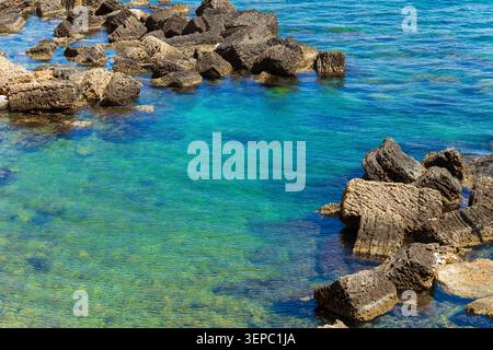 Leuchtend blau und grün Luft Wasser Hintergrund und Steine Meer Landschaft Küste Stockfoto