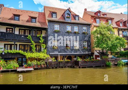 Historische Wohnhäuser am Fluss mit Schiefer- und Holzfassaden, Blumenkästen und Gartenterrassen direkt am Wasser in Little Venice, Bamberg, Stockfoto