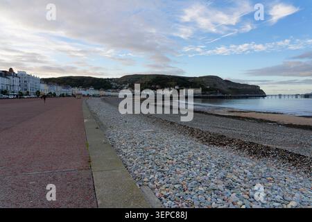Auf der breiten Promenade rund um die Bucht von Llandudno zum Pier, Jahrmarkt und Great Orme. Stockfoto