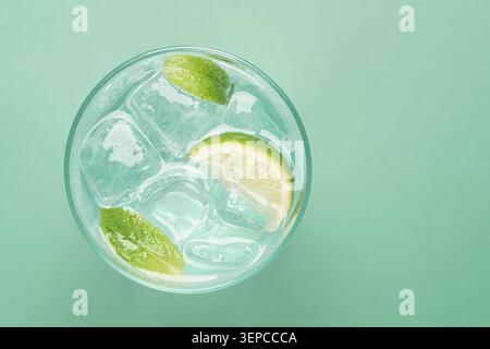 Frischer Mojito-Cocktail mit Limette und Eis, minimaler Blick von oben Stockfoto