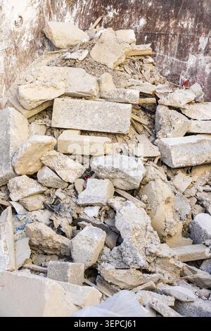 Haufen von Betonschutt und Schutt aus dem Abbruch von Gebäuden auf der Baustelle Stockfoto