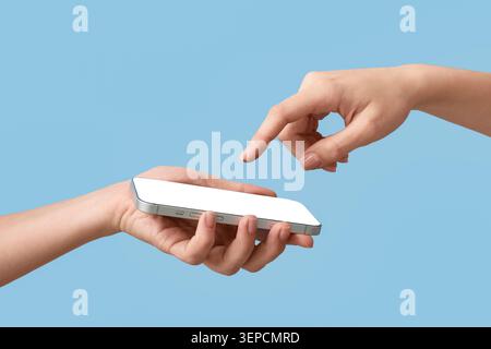 Modernes Smartphone mit leerem Bildschirm, einer anderen Hand, digitaler Kommunikation und Technologie Stockfoto