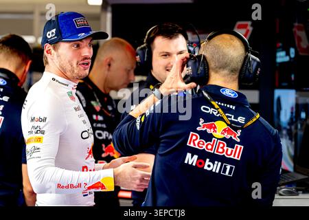 BARCELONA – Formel-1-Fahrer Max Verstappen von Oracle Red Bull Racing im Gespräch mit Gianpiero Lambiase, dem regulären Ingenieur des Formel-1-Fahrers Max Verstappen von Oracle Red Bull Racing, während der Formel-1-Rennstrecke Spanien-Katalonien am 14. Juni 2026 in Barcelona, Spanien. (Foto: Marcel van Dorst / EYE4IMAGES/DeFodi Images) Stockfoto