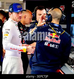 BARCELONA – Formel-1-Fahrer Max Verstappen von Oracle Red Bull Racing im Gespräch mit Gianpiero Lambiase, dem regulären Ingenieur des Formel-1-Fahrers Max Verstappen von Oracle Red Bull Racing, während der Formel-1-Rennstrecke Spanien-Katalonien am 14. Juni 2026 in Barcelona, Spanien. (Foto: Marcel van Dorst / EYE4IMAGES/DeFodi Images) Stockfoto
