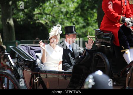 LONDON, VEREINIGTES KÖNIGREICH – 13. JUNI 2026: Sophie, Herzogin von Edinburgh, kommt in einem eleganten, cremeweißen Kleid von Roland Mouret bei Trooping the Colour 2026 an. Die Herzogin reiste mit Sir Timothy Laurence während der jährlichen Zeremonie zum offiziellen Geburtstag von König Karl III. In London, Großbritannien. Editorial Stockfoto