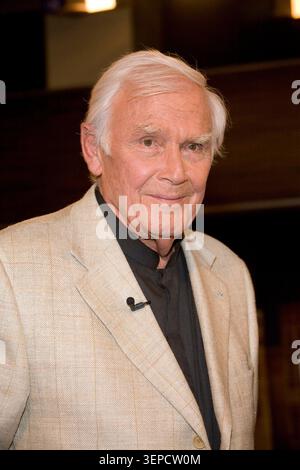 Joachim 'Blacky' Fuchsberger, der bekannte Showmaster und Schauspieler, ist hier zu Gast bei Johannes B. Kerner. Die Aufnahme entstand am 6. Mai 2008 in Hamburg. Stockfoto