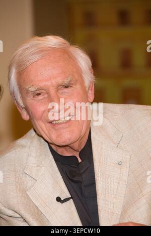 Joachim Blacky Fuchsberger, der bekannte Showmaster und Schauspieler, ist hier bei einem Auftritt zu sehen. Die Aufnahme entstand am 6. Mai 2008 in Hamburg, als er zu Gast bei Johannes B. Kerner war. Stockfoto