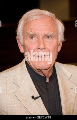Joachim 'Blacky' Fuchsberger, der als Showmaster und Schauspieler Millionen begeisterte, ist hier zu Gast bei Johannes B. Kerner. Die Aufnahme entstand am 6. Mai 2008 in Hamburg. Stockfoto