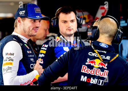BARCELONA – Formel-1-Fahrer Max Verstappen von Oracle Red Bull Racing im Gespräch mit Gianpiero Lambiase, dem regulären Ingenieur des Formel-1-Fahrers Max Verstappen von Oracle Red Bull Racing, während der Formel-1-Rennstrecke Spanien-Katalonien am 14. Juni 2026 in Barcelona, Spanien. (Foto: Marcel van Dorst / EYE4IMAGES/DeFodi Images) Stockfoto
