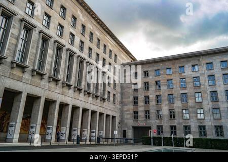 Ehemaliges NS-Reichsluftfahrtministerium von Ernst Sagebiel (1936), heute Bundesfinanzministerium, Berlin Mitte - monumentale Nazi-Architektur Stockfoto
