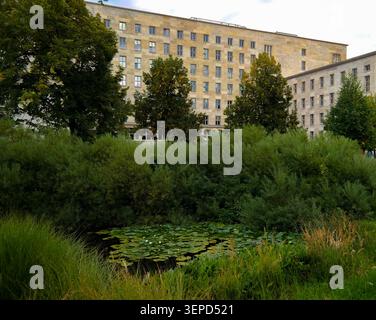 Ehemaliges NS-Reichsluftfahrtministerium von Ernst Sagebiel (1936), heute Bundesfinanzministerium, Berlin Mitte - monumentale Nazi-Architektur Stockfoto