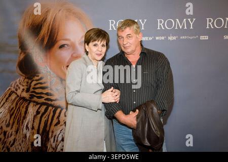 Maresa Hoerbiger und Heinz Hoenig, Schauspieler, posieren bei einem Fototermin in Hamburg am 31. August 2009. Der Anlass ist die Vorstellung des ARD Fernsehfilms 'Romy', in dem sie die Rollen von Magda Schneider und Hans Herbert Blatzheim spielen. Der Film war am 11. November 2009 im Ersten ausgestrahlt. Stockfoto