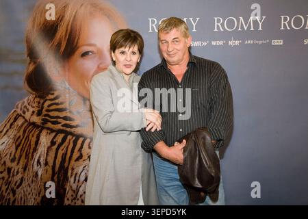 Die Schauspieler Maresa Hörbiger und Heinz Hönig posieren bei einem Fototermin in Hamburg. Anlass war die Vorstellung des ARD Fernsehfilms Romy am 31. August 2009. In dem Film verkörpert sie die Rollen von Magda Schneider und Hans Herbert Blatzheim. Stockfoto