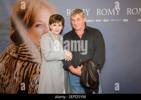 Maresa Hörbiger und Heinz Hönig, beide Schauspieler, posieren bei einem Fototermin in Hamburg am 31. August 2009. Der Anlass war die Vorstellung des ARD Fernsehfilms 'Romy', in dem sie die Rollen von Magda Schneider und Hans Herbert Blatzheim verkörpert. Der Film war am 11. November 2009 im Ersten ausgestrahlt. Stockfoto