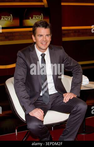 Markus Lanz sitzt als Moderator und Gastgeber in seiner Talkshow 'Markus Lanz'. Die Aufnahme entstand am 18. November 2010 in Hamburg. Stockfoto