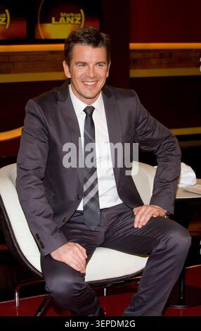 Markus Lanz sitzt lächelnd in einem Anzug als Moderator und Gastgeber seiner Talkshow 'Markus Lanz'. Die Aufnahme entstand am 18. November 2010 in Hamburg. Stockfoto
