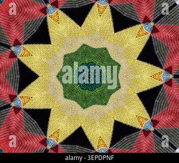 Abstraktes Kaleidoskop-Muster mit lebhaften Farben und komplexen geometrischen Formen mit Textur Stockfoto
