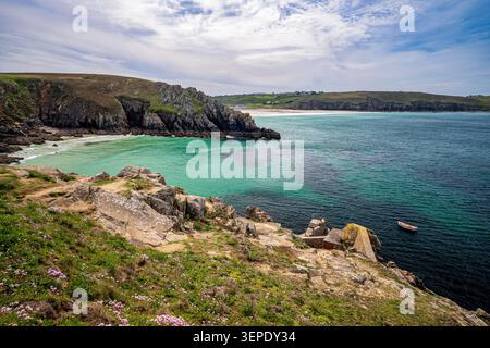 Atemberaubender Blick auf die Küste in der Bretagne mit lebhaftem smaragdgrünen und türkisfarbenem Wasser. Ein felsiger und grasbewachsener Blütenhang im Vordergrund überblickt das o Stockfoto
