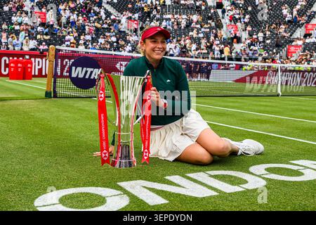 LONDON, GROSSBRITANNIEN, 14. Juni: Donna VEKIC (CRO) feiert mit der Champion Trophy, nachdem sie am Sonntag, den 14. Juni 2026, in LONDON, GROSSBRITANNIEN, im Finale gegen Emma RADUCANU (GBR) während der HSBC Championships 2026 - The Fianl im Queen's Club gewonnen hat. Quelle: Taka Wu/Alamy Live News Stockfoto