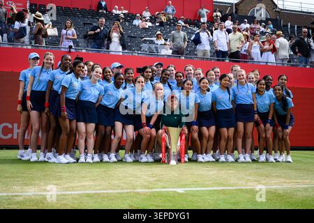LONDON, VEREINIGTES KÖNIGREICH, 14. Juni: Donna VEKIC (CRO) posiert Fotos mit Ballmädchen mit der Champion Trophy, nachdem sie am Sonntag, den 14. Juni 2026, in LONDON, im Finale gegen Emma RADUCANU (GBR) während der HSBC Championships 2026 - The Fianl im Queen's Club gewonnen hat. Quelle: Taka Wu/Alamy Live News Stockfoto